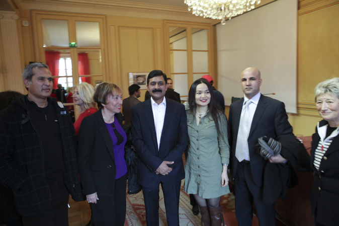 PRIX SIMONE DE BEAUVOIR 2013 à MALALA YOUSAFZAI: Julia Kristeva avec Ziauddin Yousufzai, père de Malala, et Sophie Zhang