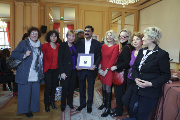 PRIX SIMONE DE BEAUVOIR 2013 à MALALA YOUSAFZAI: Julia Kristeva avec Ziauddin Yousufzai, père de Malala, et les membres du jury du Prix Beauvoir