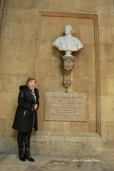 Devant le buste de Bossuet,   Julia Kristeva à Metz photo © Sophie Zhang 
